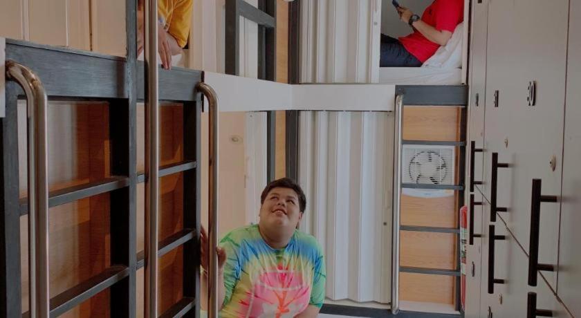 סוראט תאני Sleepbox Hostel Suratthani מראה חיצוני תמונה